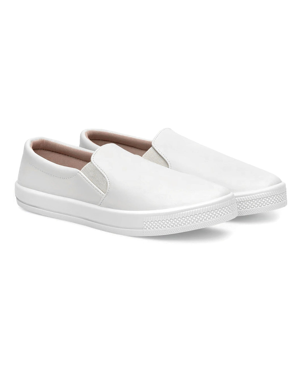 Par do Tênis Feminino Manu slip on branco em perspectiva, com elástico lateral e forro rosé