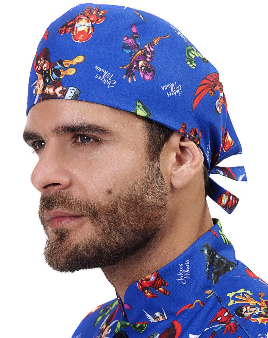 Bandana masculina Man azul royal estampada com super heróis, vista de lado em modelo com amarração atrás