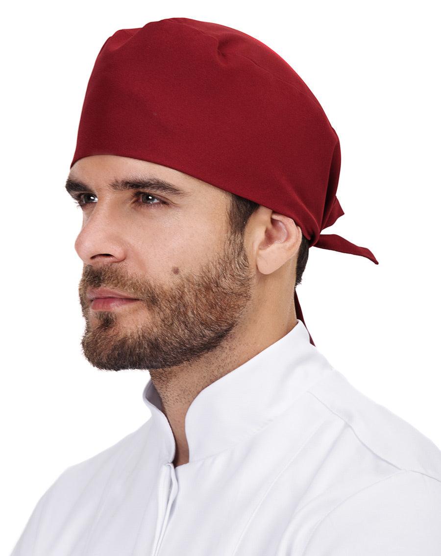 Bandana masculina Man lisa bordô em tecido liso, vista de lado em modelo com amarração atrás da cabeça