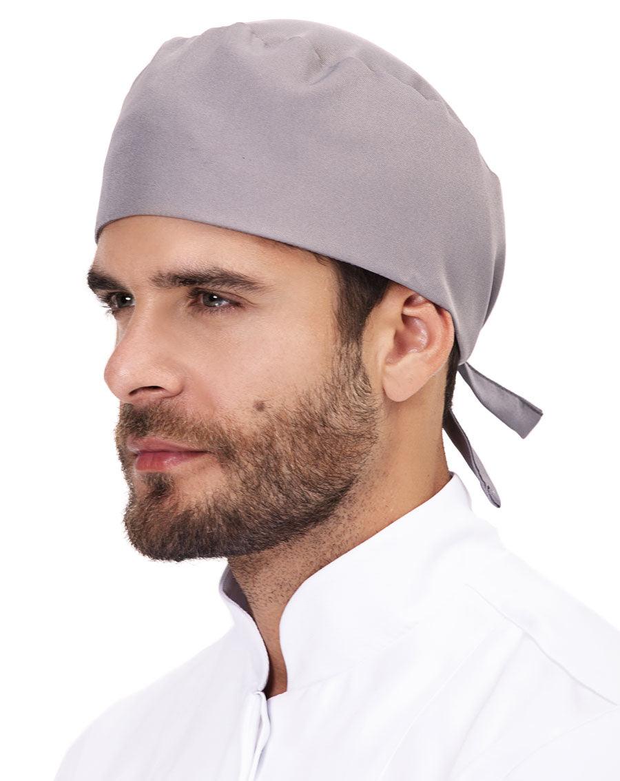 Bandana masculina Man lisa cinza claro em tecido liso, vista de lado em modelo com amarração atrás