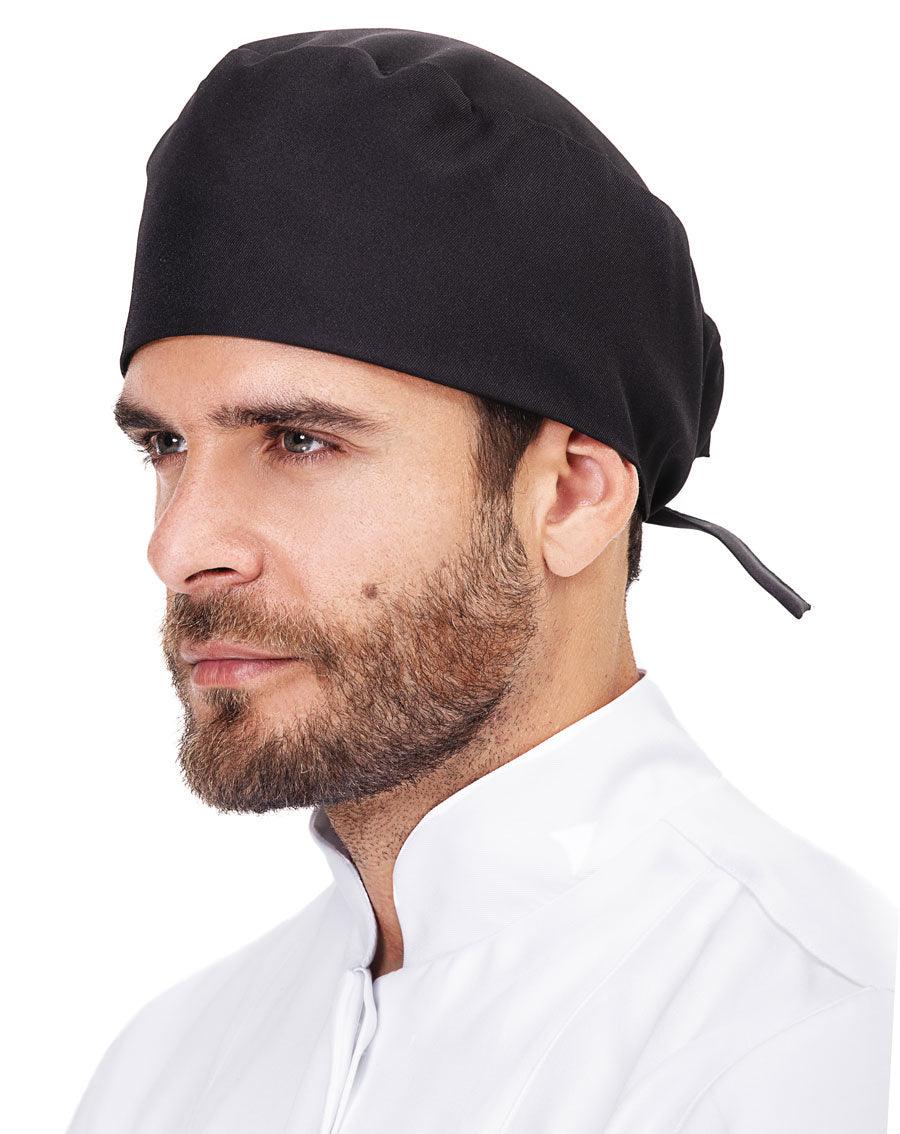 Bandana masculina Man lisa preta em tecido liso, vista de lado em modelo com amarração atrás da cabeça