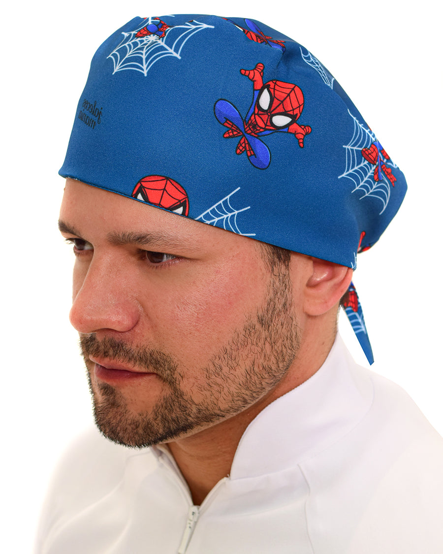 Bandana masculina Man azul estampada Homem Aranha com teias, vista de lado em modelo com amarração atrás