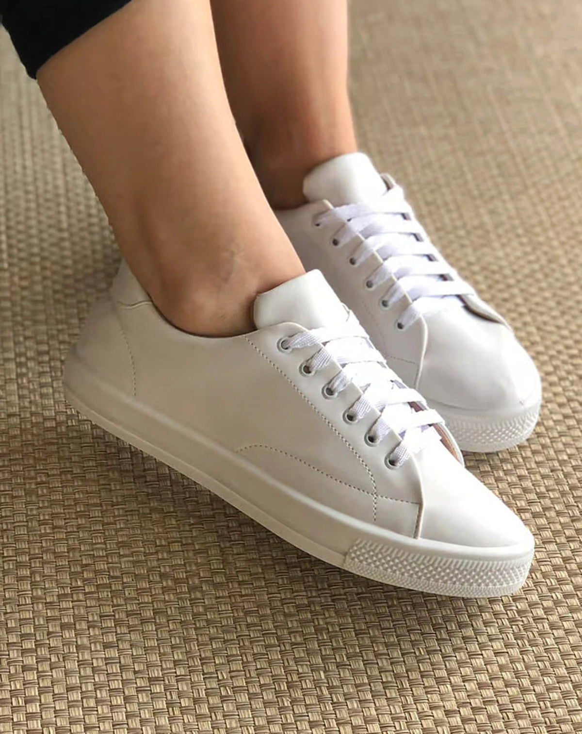 Tênis Feminino Isa casual branco com cadarço calçado nos pés — foto 4
