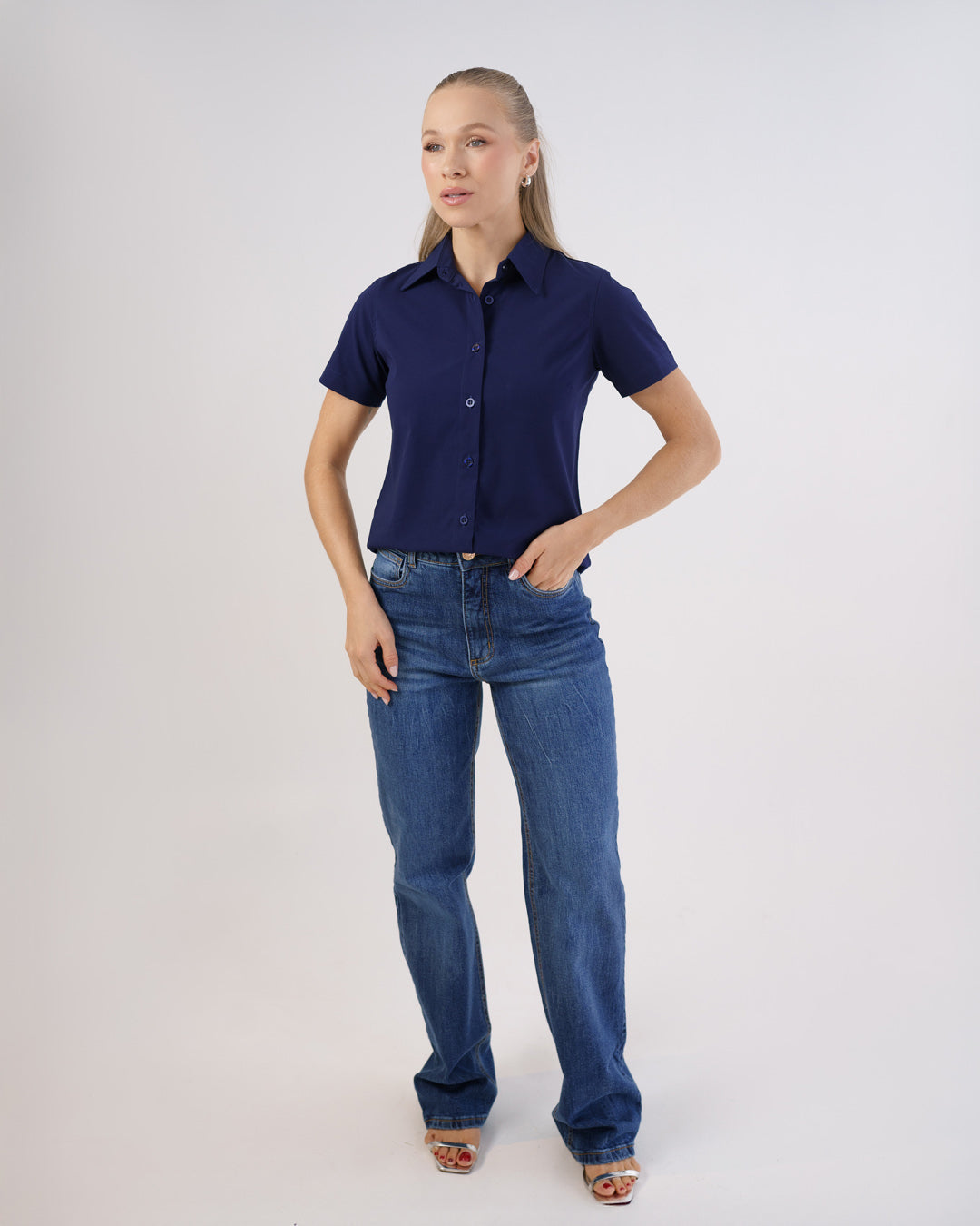 Camisa social feminina manga curta azul marinho, corpo inteiro frontal com mão no bolso da calça jeans — foto 5