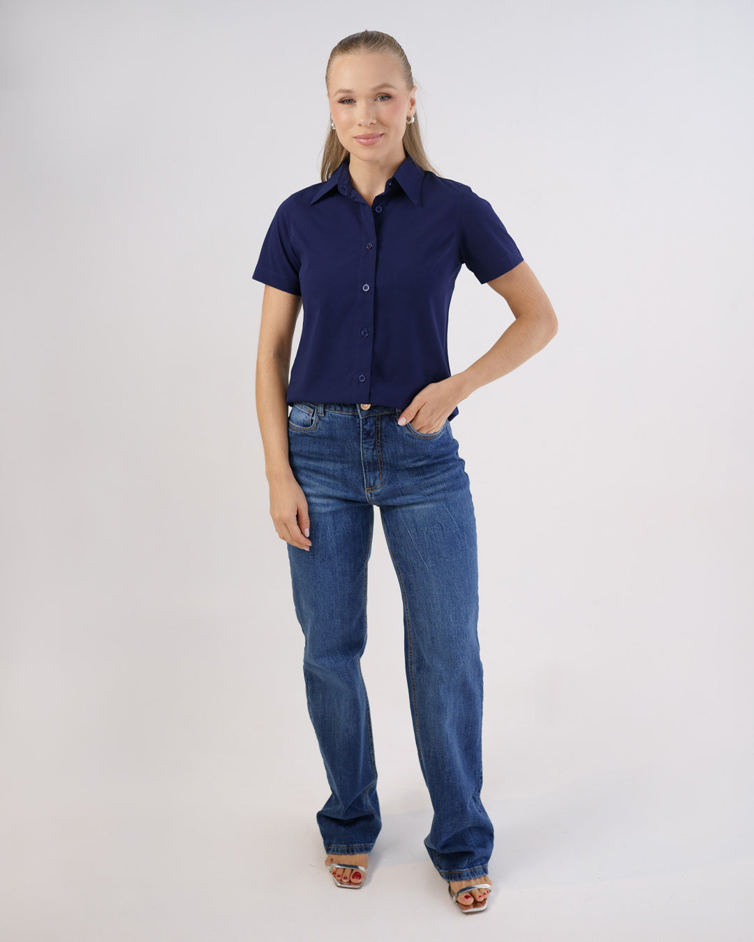 Camisa social feminina manga curta azul marinho, corpo inteiro com calça jeans mostrando o caimento slim — foto 3
