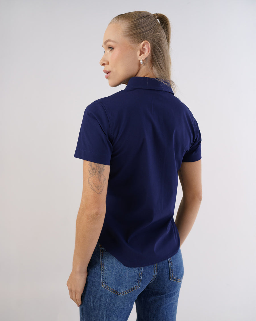 Camisa social feminina manga curta azul marinho vista de costas, mostrando gola e caimento nas costas
