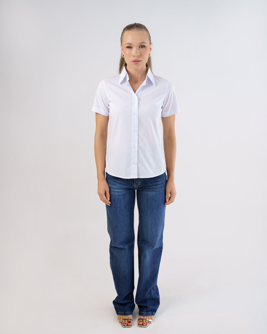 Camisa social feminina manga curta branca, corpo inteiro frontal com calça jeans mostrando o caimento — foto 2