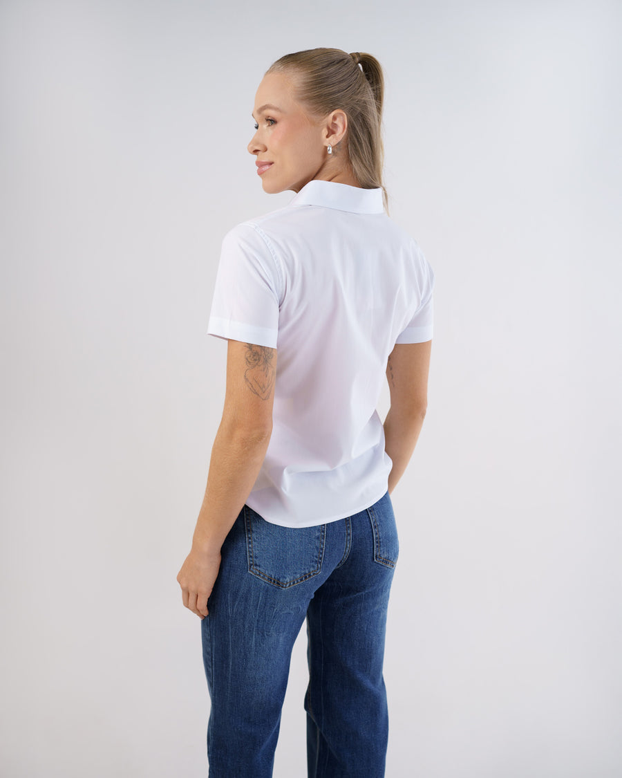 Camisa social feminina manga curta branca vista de costas, mostrando gola, mangas e caimento nas costas
