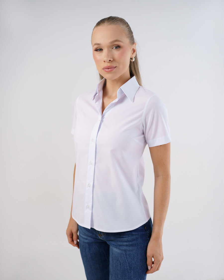 Camisa social feminina manga curta branca em meio corpo, vista de lado destacando gola e modelagem slim