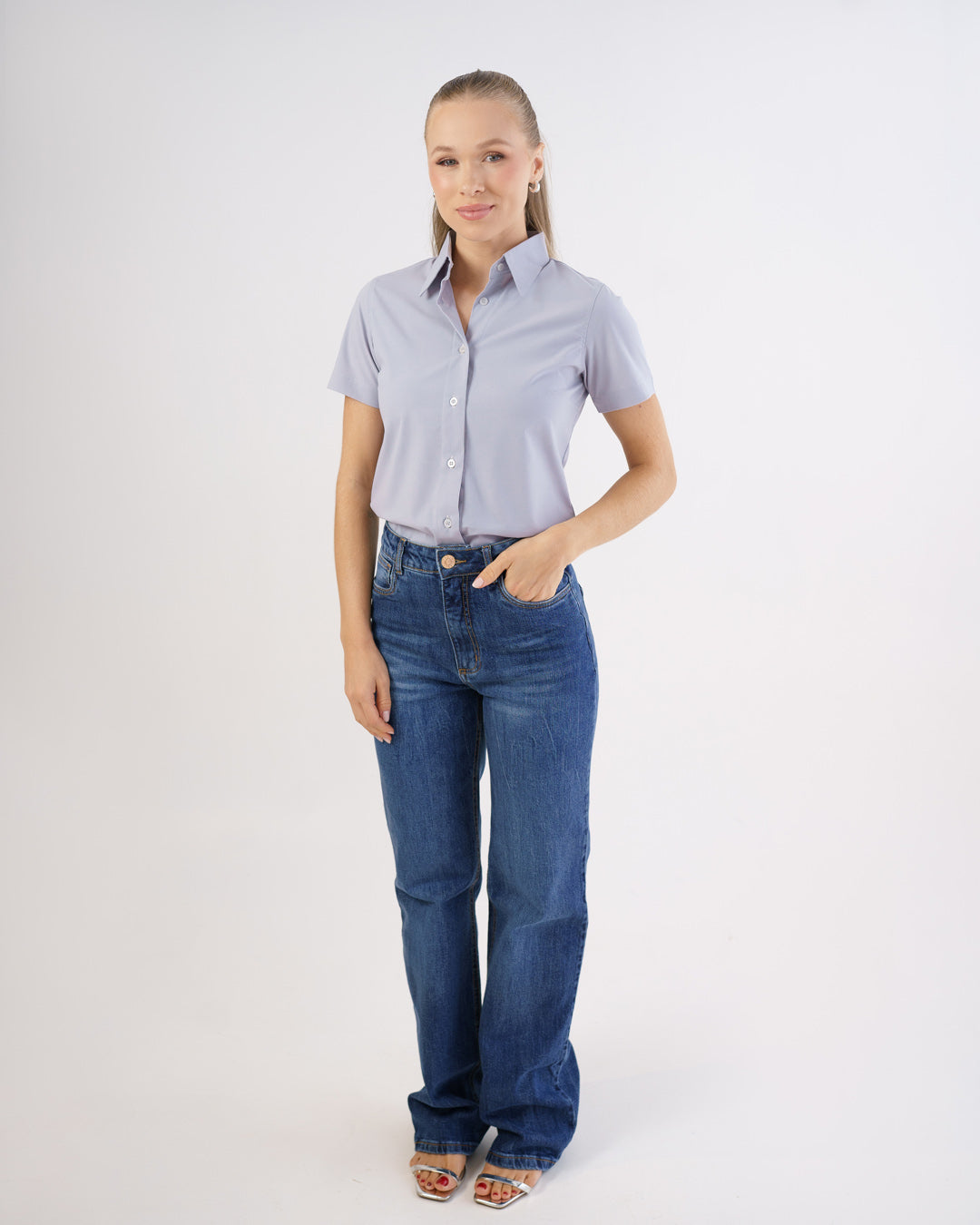 Camisa social feminina manga curta cinza claro em foto de corpo inteiro, modelo com calca jeans e gola classica — foto 3