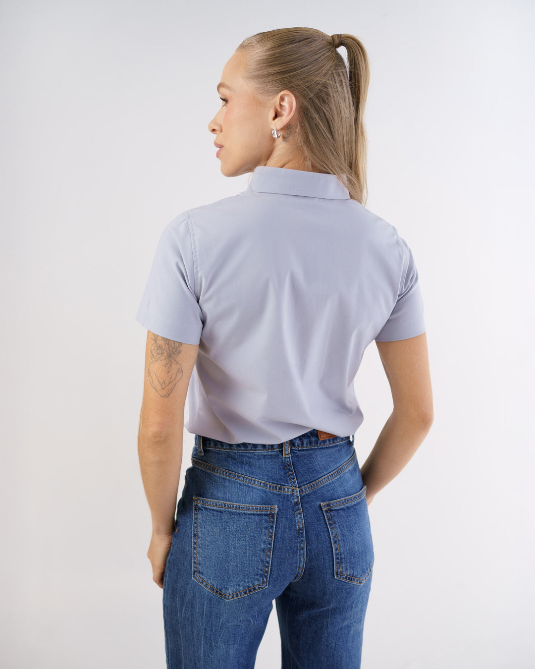 Camisa social feminina manga curta cinza claro vista de costas, mostrando caimento reto e mangas curtas — foto 4