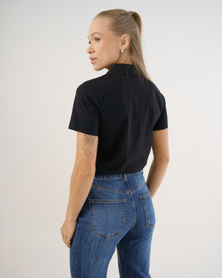 Camisa social feminina manga curta preta vista de costas, mostrando caimento ajustado e mangas curtas