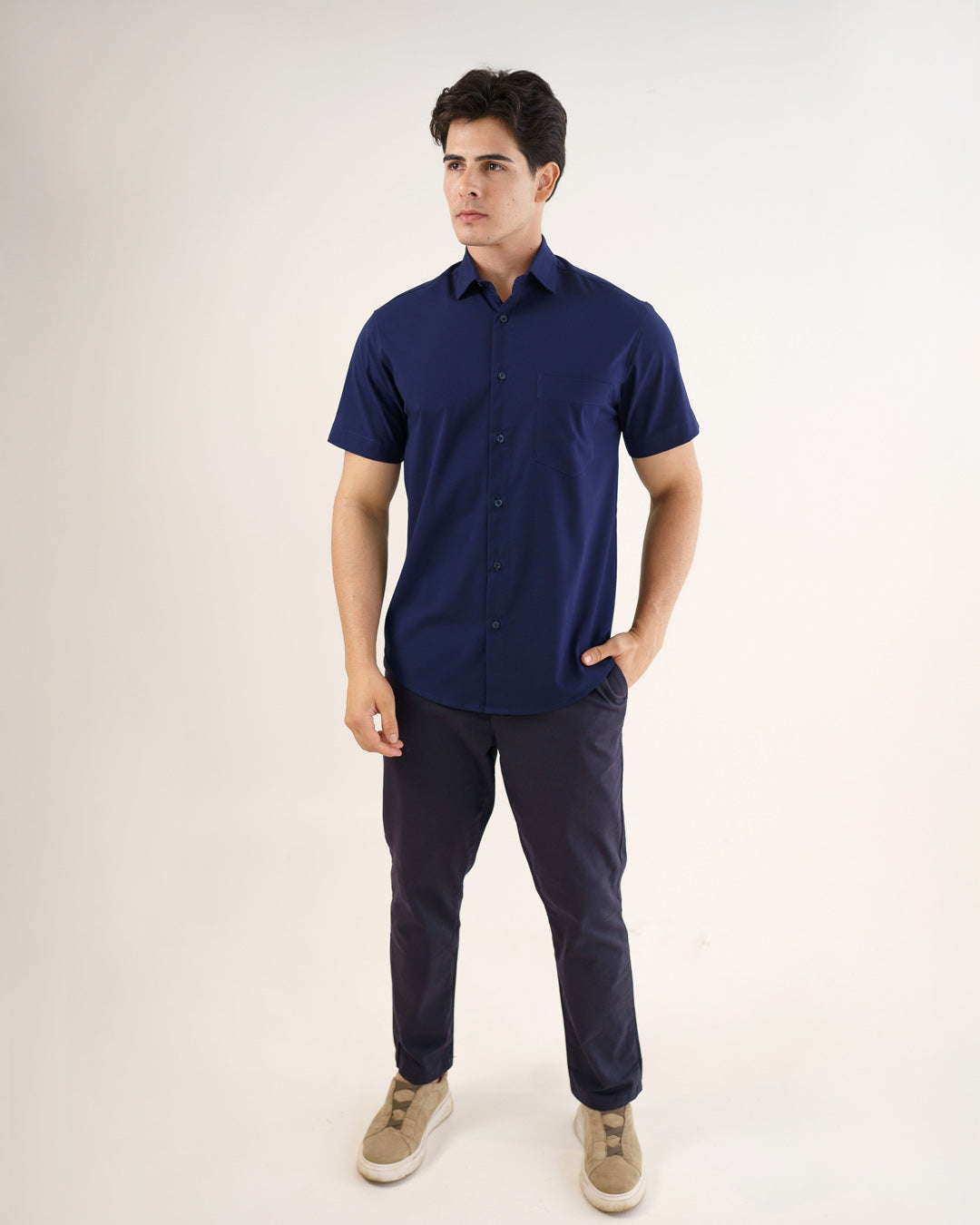 Camisa social masculina manga curta azul marinho em foto de corpo inteiro, modelo com calca azul escura — foto 3