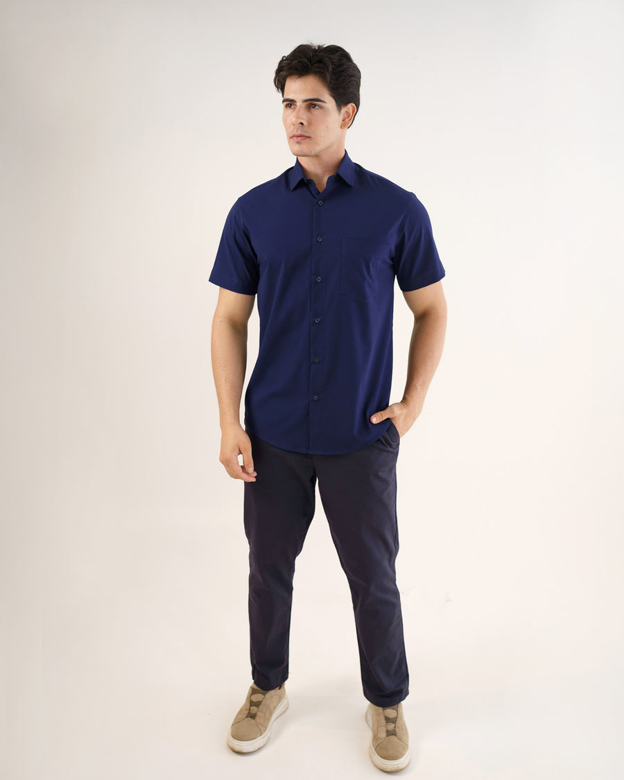Camisa social masculina manga curta azul marinho em foto de corpo inteiro, modelo com calca azul escura