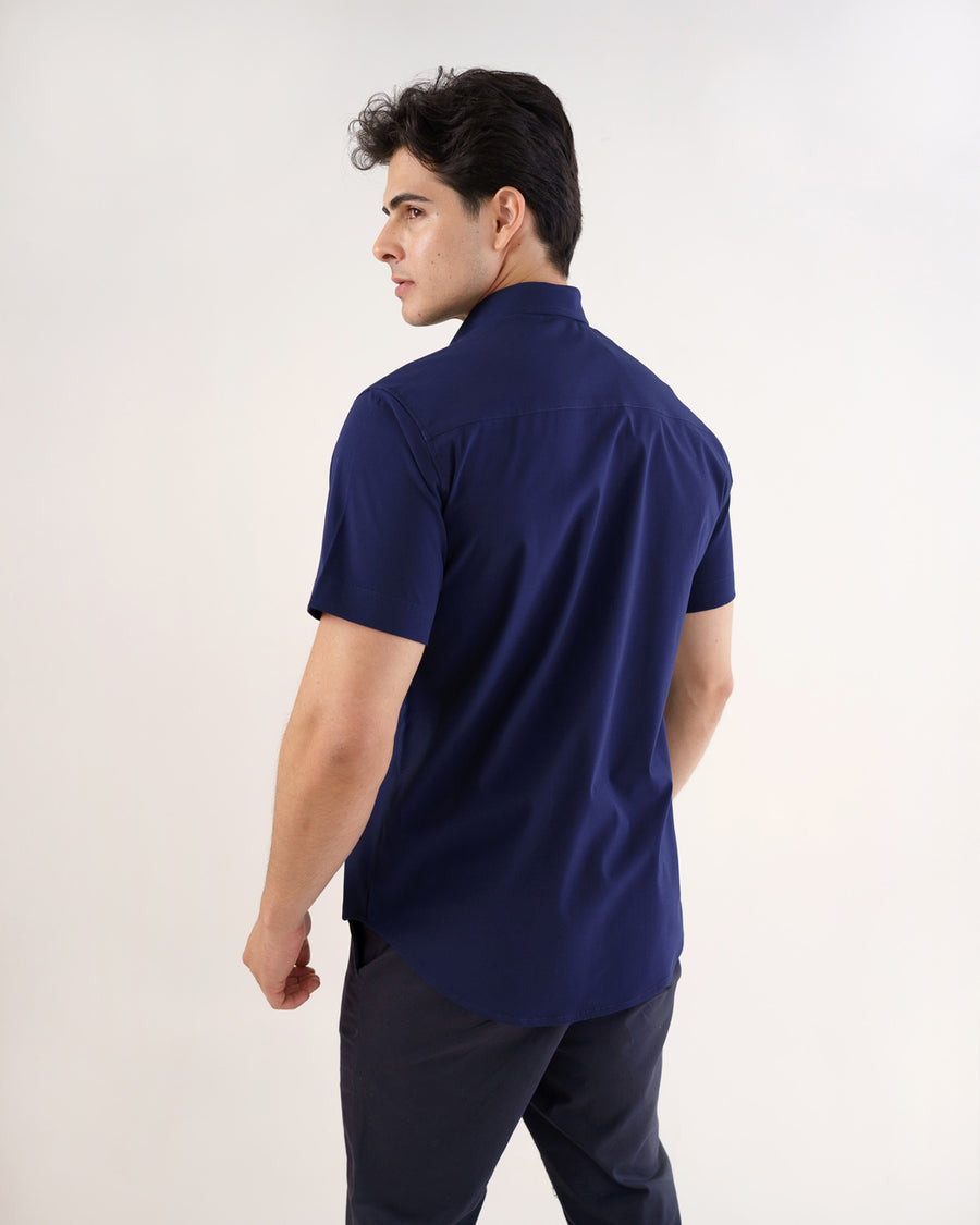 Camisa social masculina manga curta azul marinho vista de costas, mostrando pala e caimento reto das mangas
