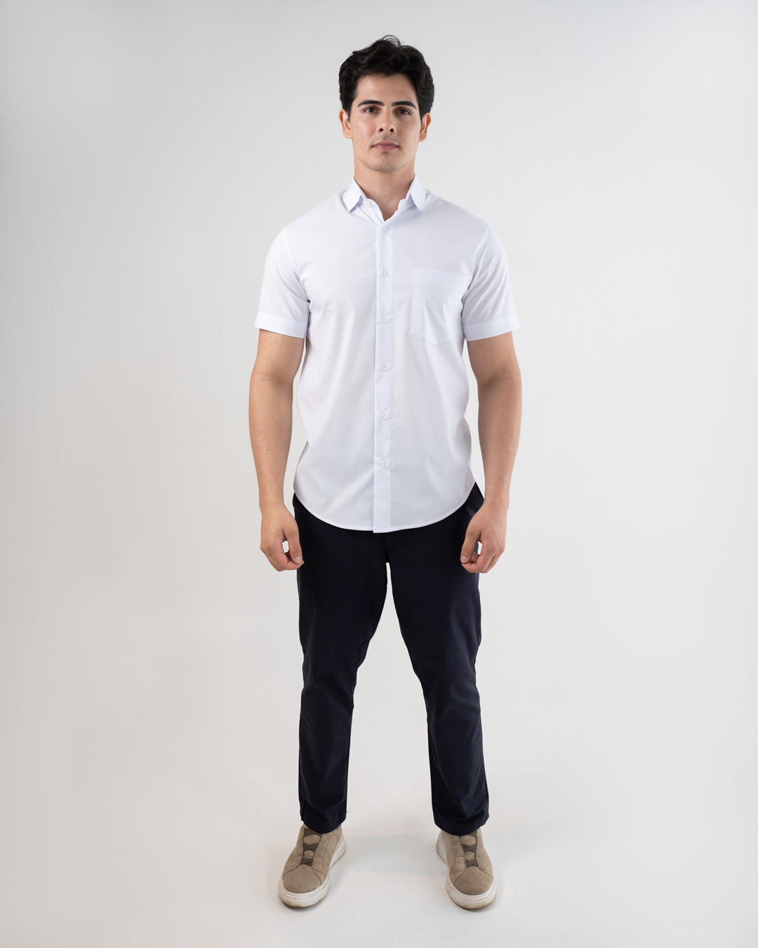Camisa social masculina manga curta branca em corpo inteiro frontal, mostrando caimento slim e botoes fechados — foto 5