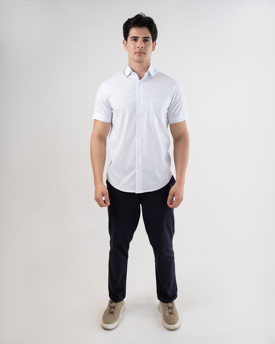 Camisa social masculina manga curta branca em corpo inteiro frontal, mostrando caimento slim e botoes fechados