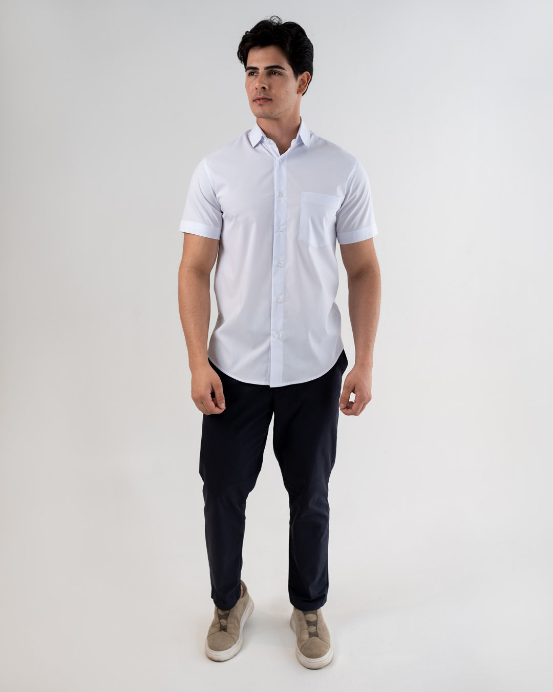 Camisa social masculina manga curta branca em foto de corpo inteiro, modelo com calca azul escura — foto 3