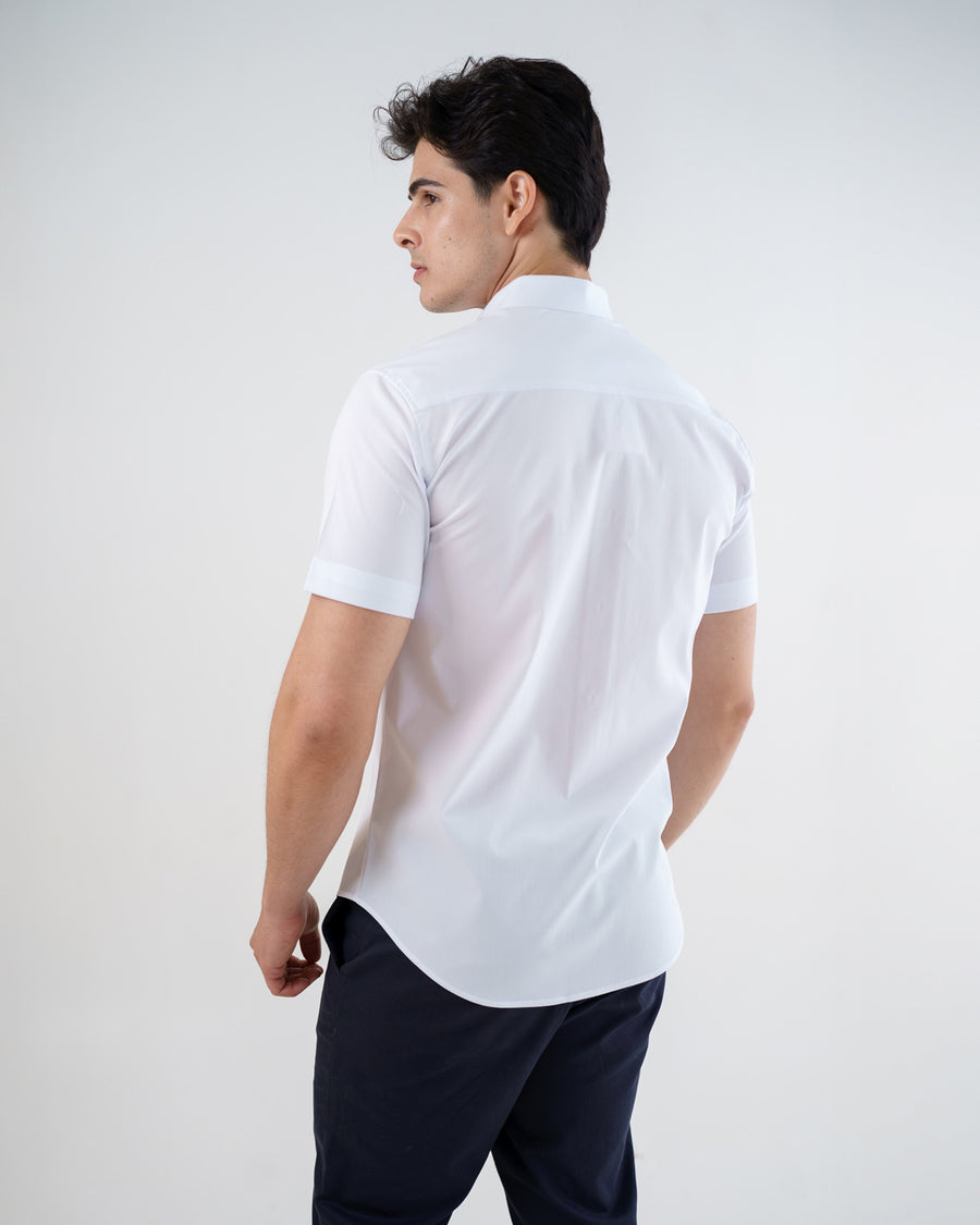 Camisa social masculina manga curta branca vista de costas, mostrando pala superior e caimento das mangas