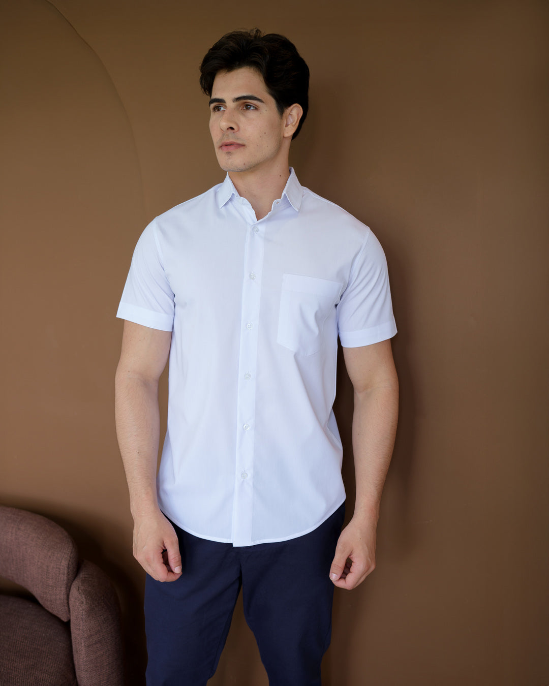 Camisa social masculina manga curta branca em meio corpo frontal, destacando gola classica e bolso no peito — foto 2