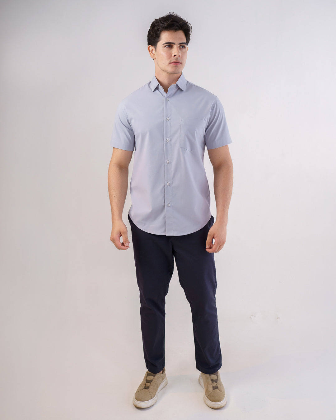 Camisa social masculina manga curta cinza claro em foto de corpo inteiro frontal, com caimento slim e bolso — foto 5