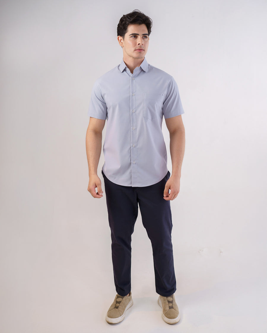 Camisa social masculina manga curta cinza claro em foto de corpo inteiro frontal, com caimento slim e bolso