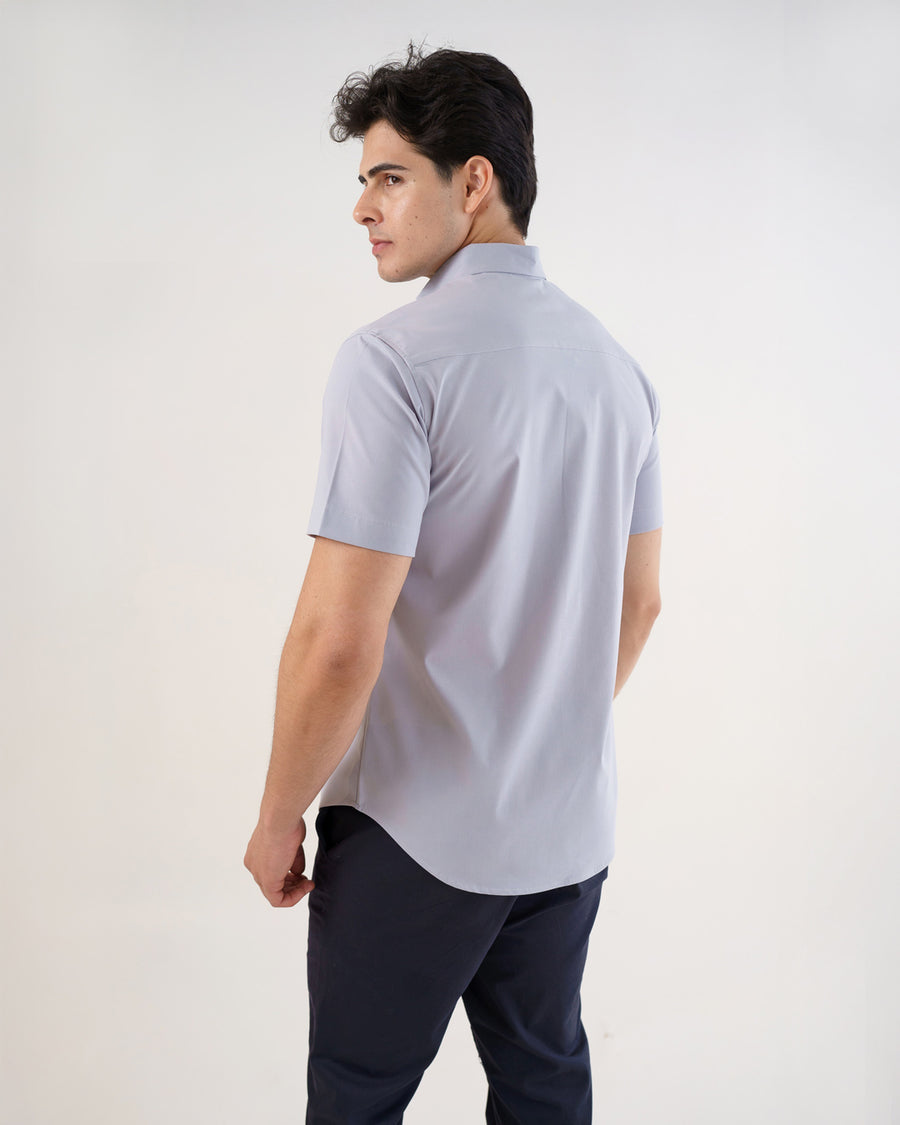 Camisa social masculina manga curta cinza claro vista de costas, mostrando pala superior e caimento reto