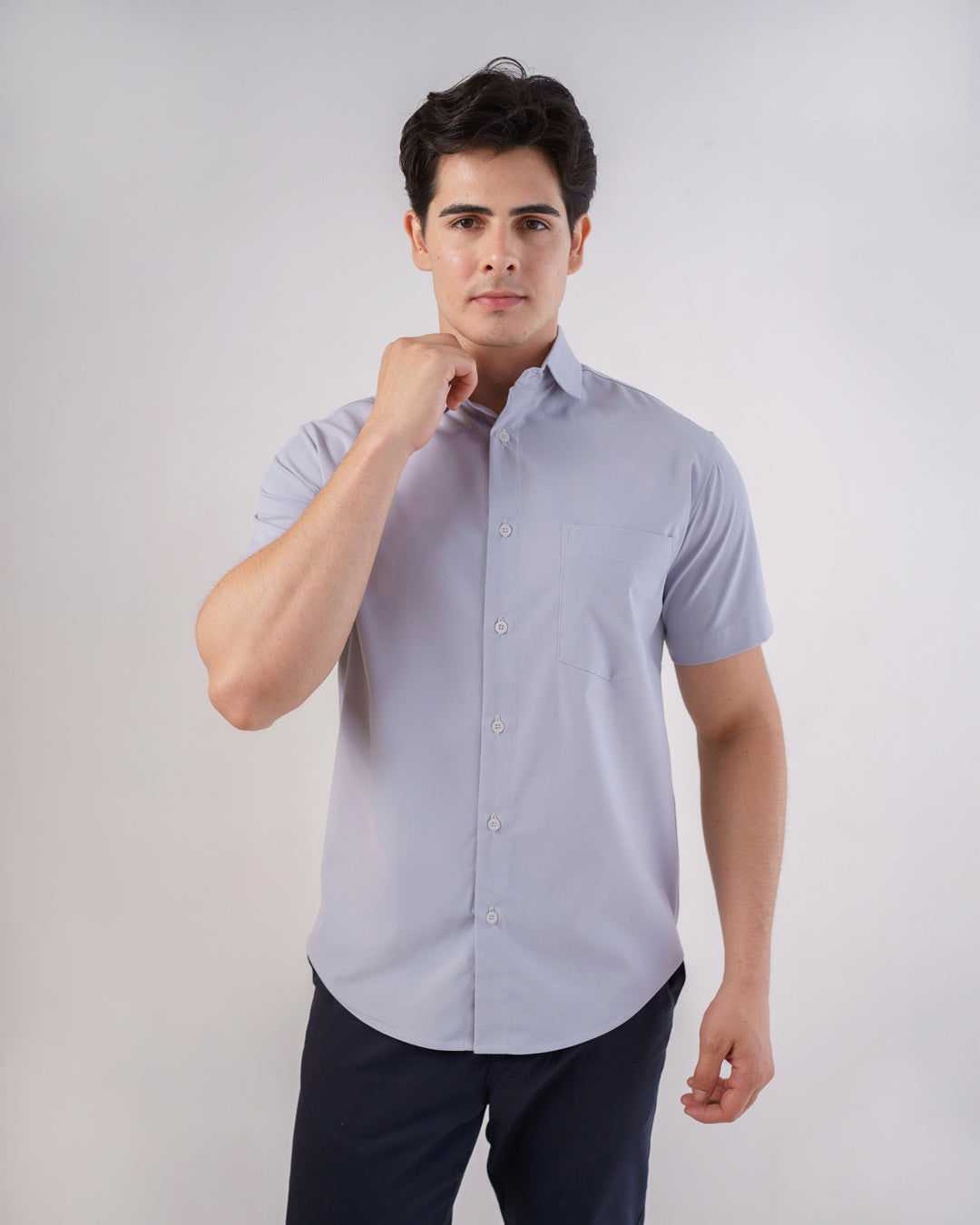 Camisa social masculina manga curta cinza claro em vista frontal, destacando bolso no peito e mangas curtas — foto 3