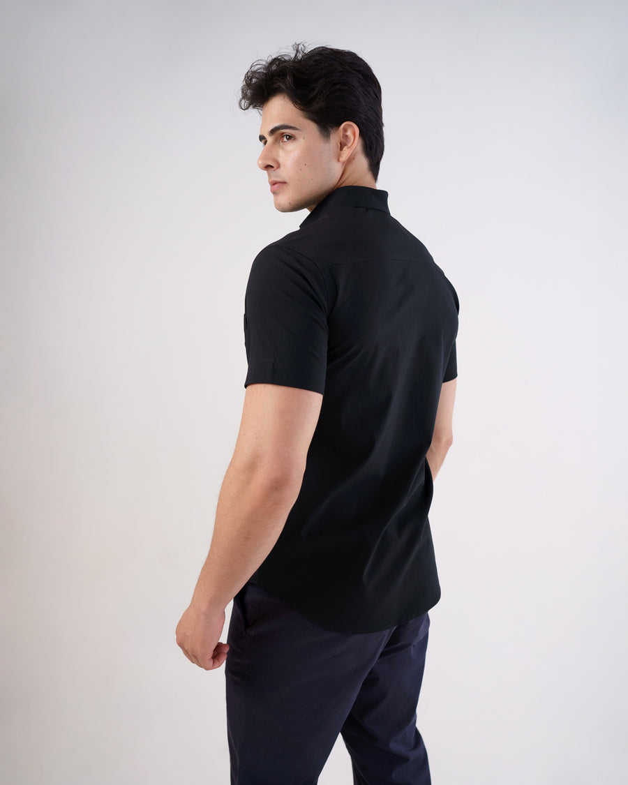 Camisa social masculina manga curta preta vista de costas, mostrando pala superior e caimento das mangas
