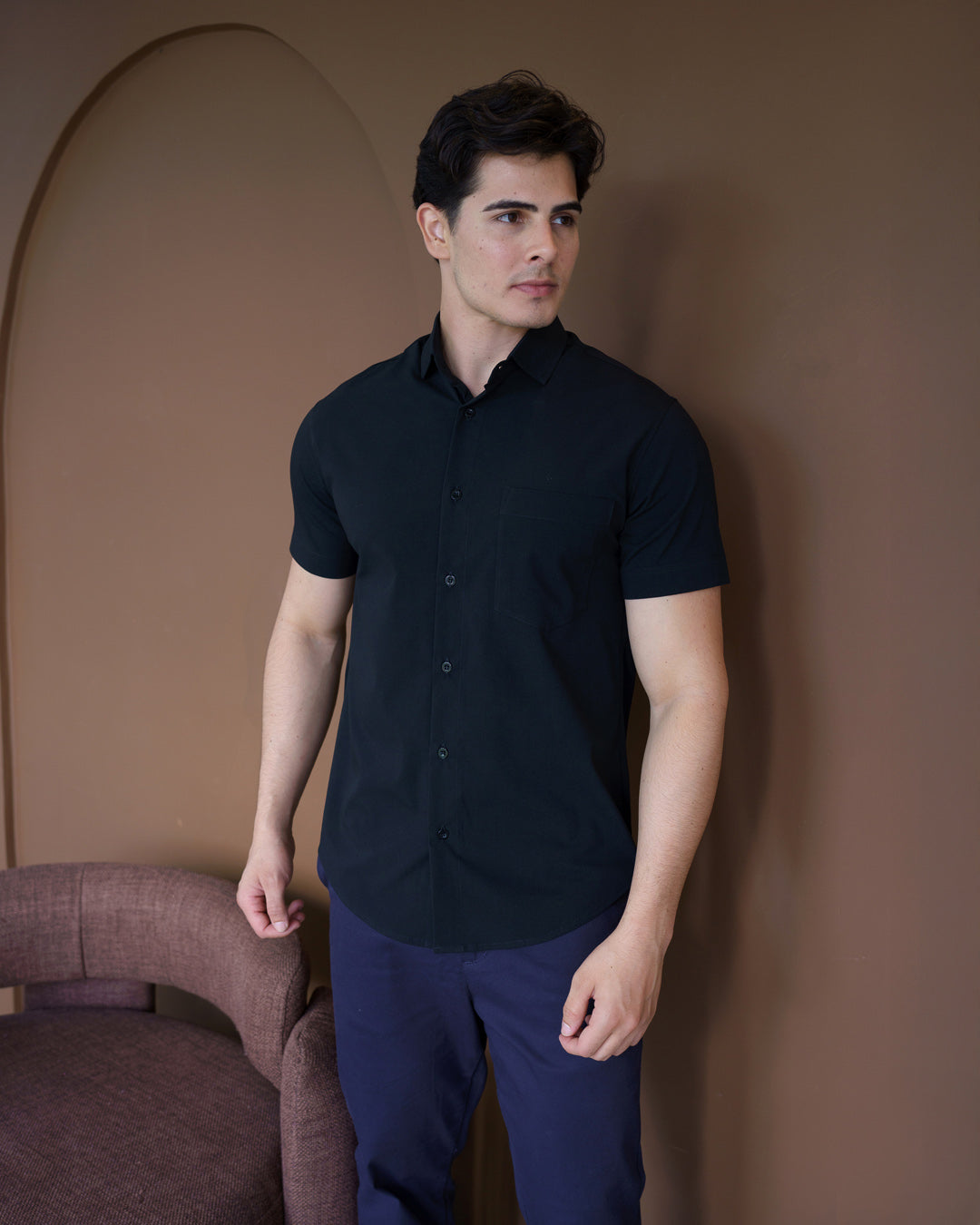 Camisa social masculina manga curta preta em meio corpo frontal, destacando gola classica e caimento slim — foto 2