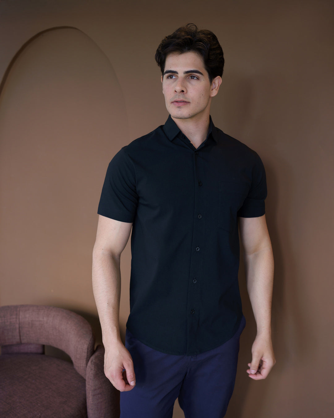 Camisa social masculina manga curta preta em vista frontal de meio corpo, com gola aberta e mangas curtas — foto 4