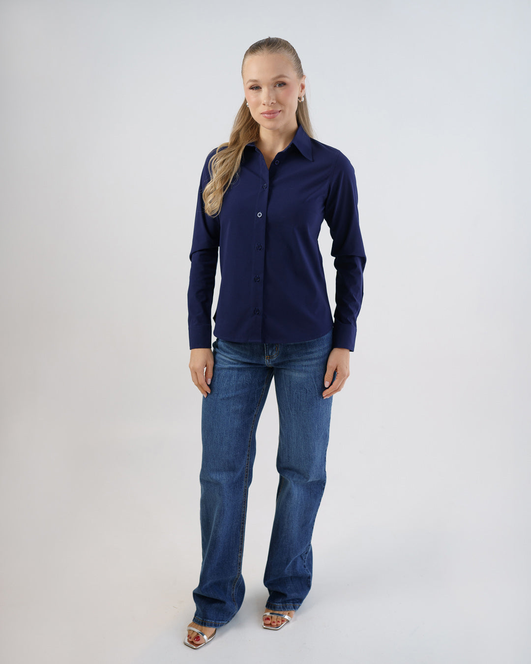 Camisa social feminina manga longa azul marinho em foto de corpo inteiro, modelo com calca jeans azul — foto 3