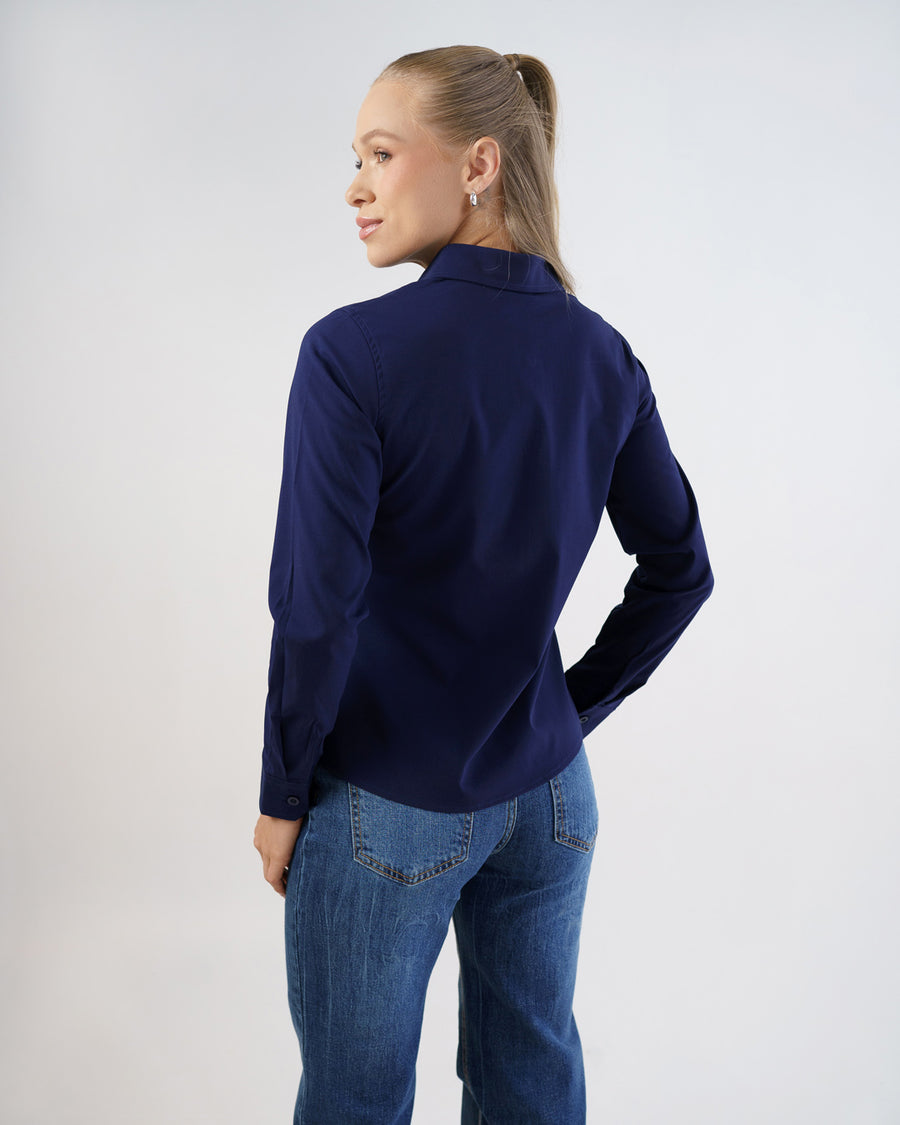 Camisa social feminina manga longa azul marinho vista de costas, mostrando caimento ajustado e mangas longas