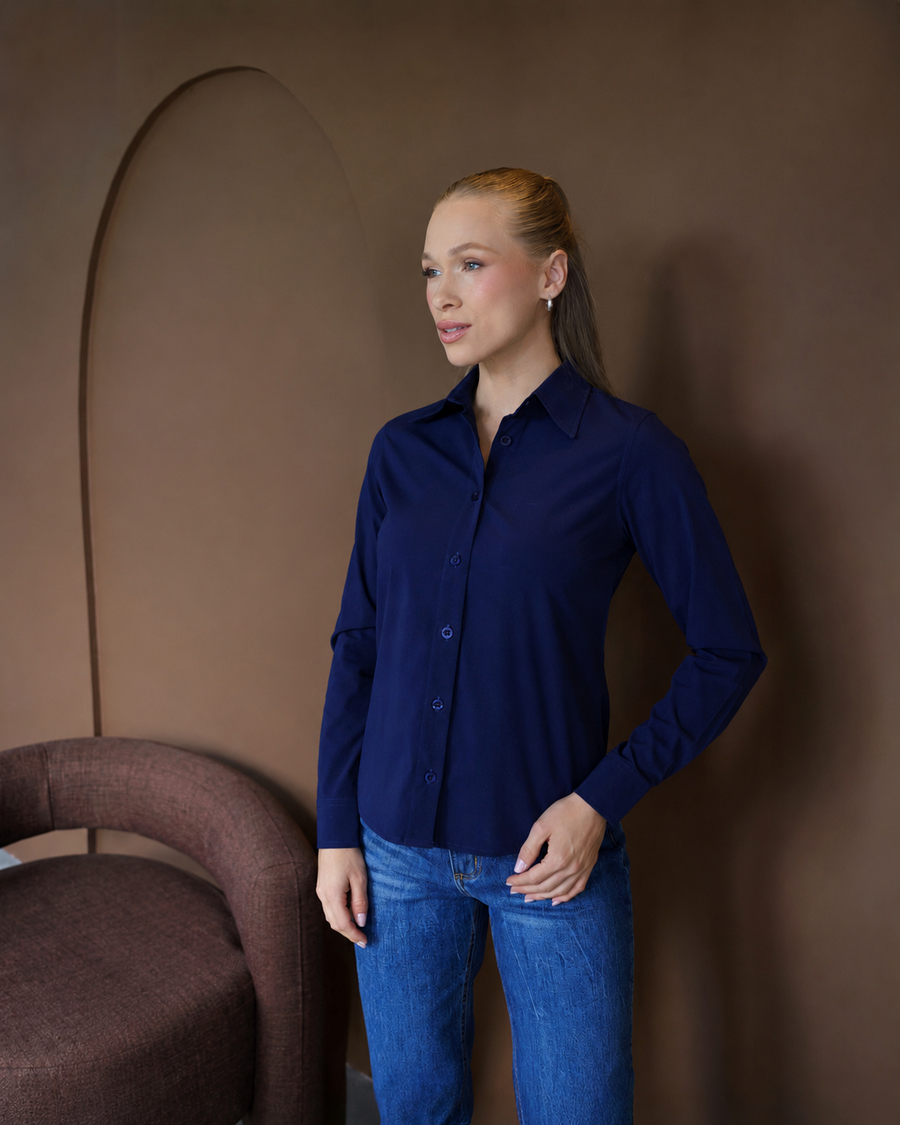 Camisa social feminina manga longa azul marinho em meio corpo frontal, com gola classica e punhos longos