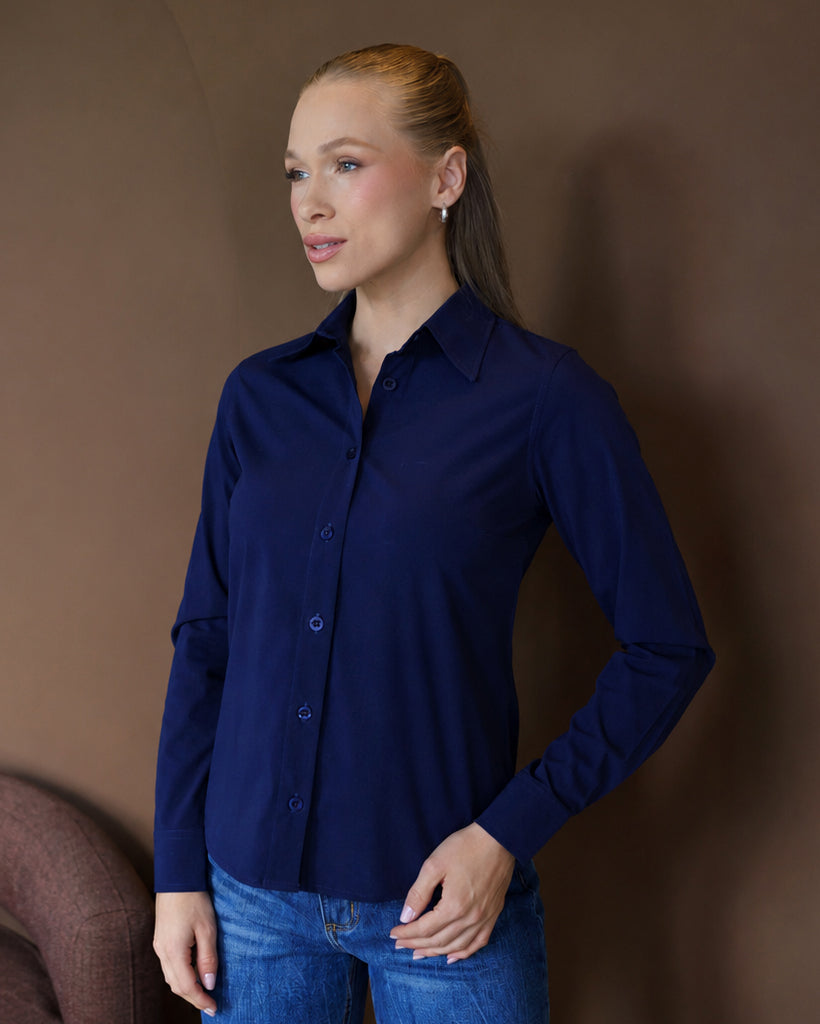 Camisa social feminina manga longa azul marinho em vista frontal aproximada, destacando gola e botoes — foto 4