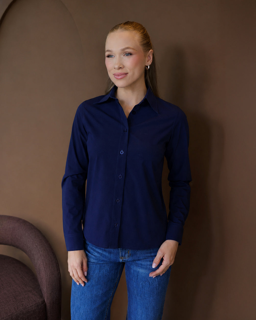 Camisa social feminina manga longa azul marinho em meio corpo frontal, mostrando caimento slim e mangas longas — foto 5