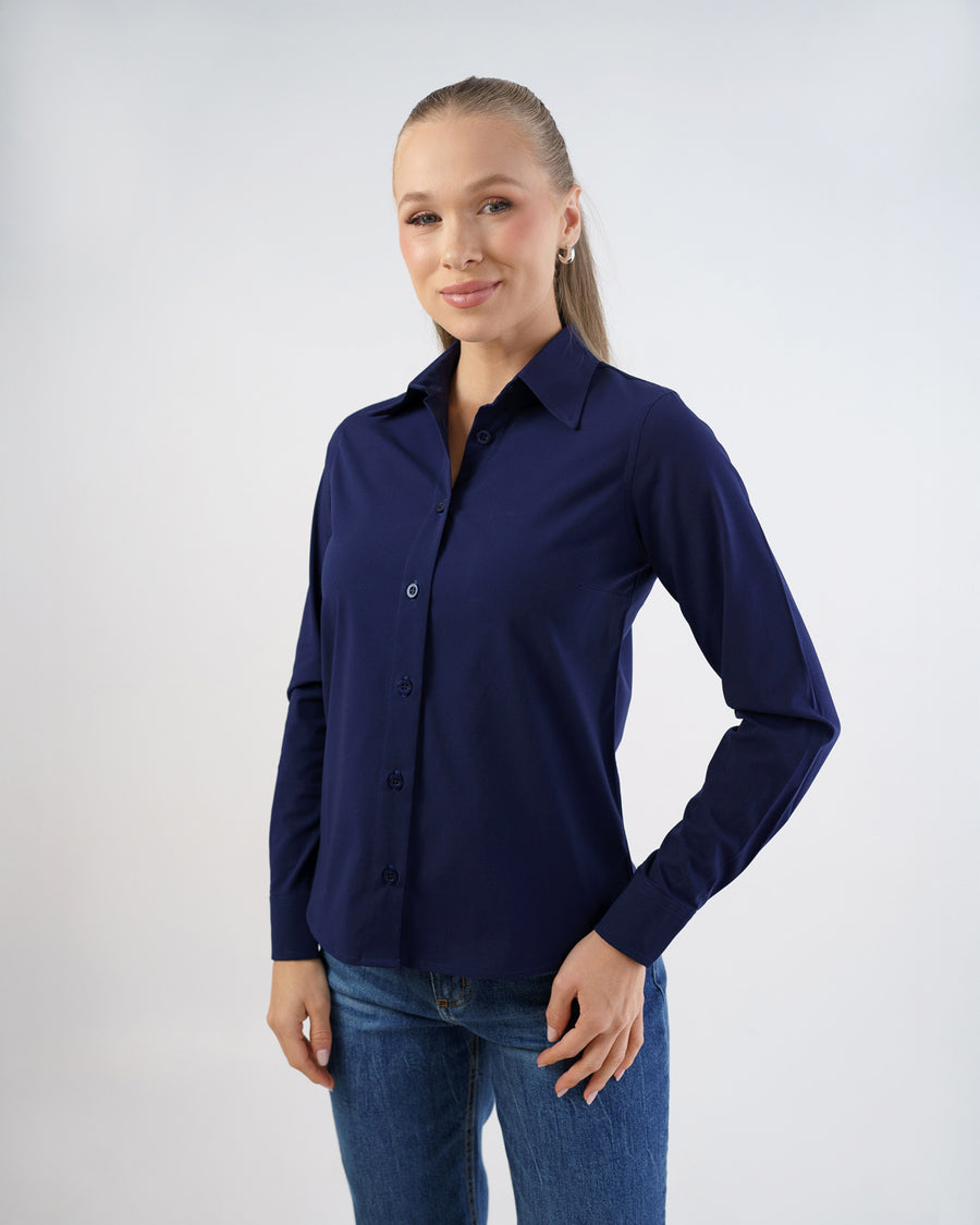 Camisa social feminina manga longa azul marinho vestida por modelo, vista frontal com gola e botoes aparentes