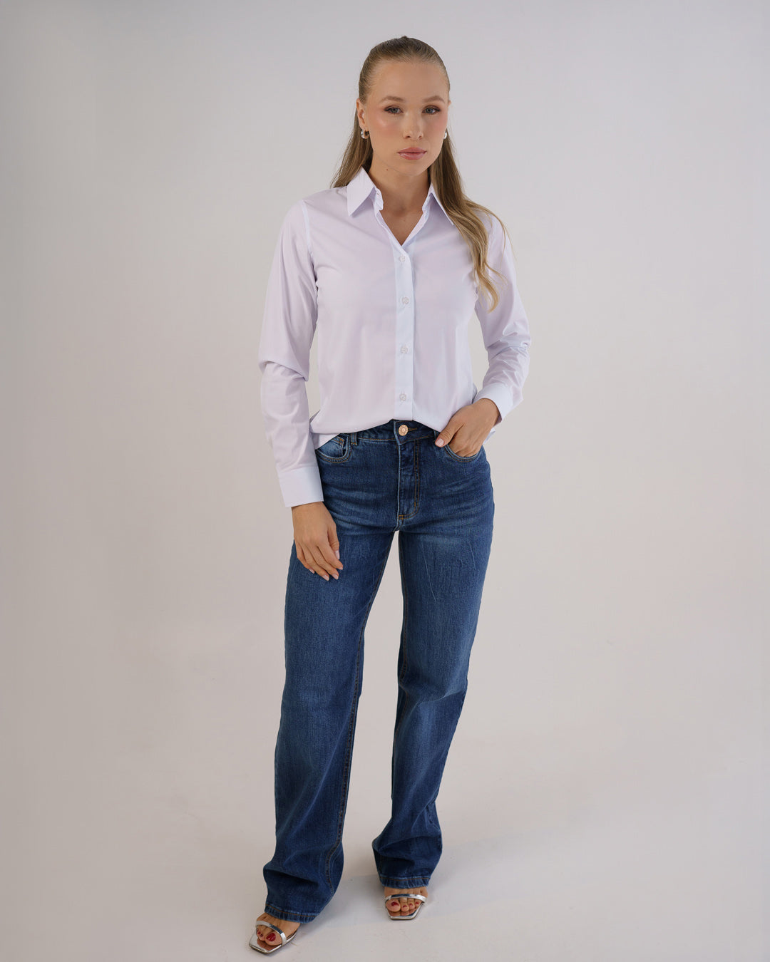 Camisa social feminina manga longa branca em foto de corpo inteiro, modelo combinando com calca jeans azul — foto 3