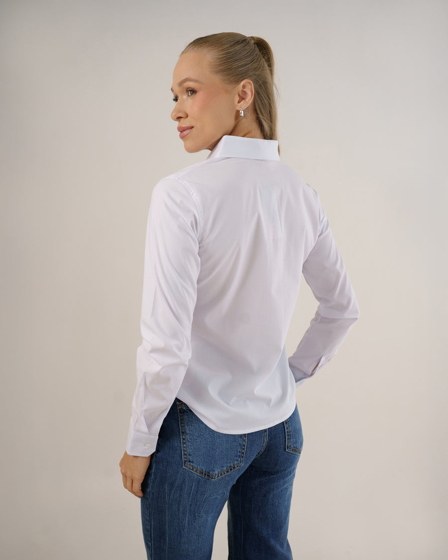 Camisa social feminina manga longa branca vista de costas, mostrando gola, caimento solto e mangas longas