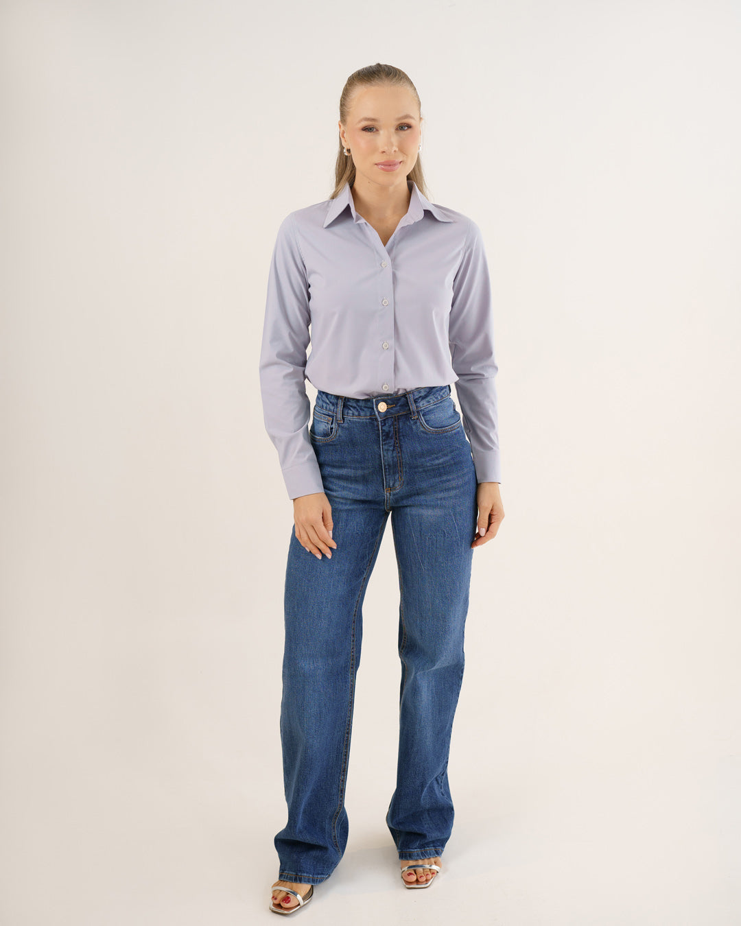 Camisa social feminina manga longa cinza claro em foto de corpo inteiro, modelo com calca jeans azul — foto 3