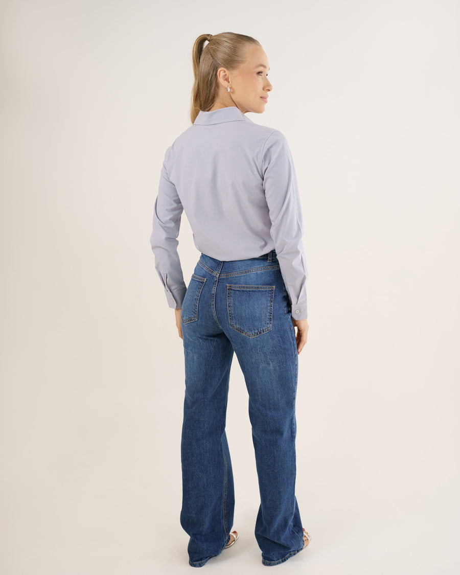 Camisa social feminina manga longa cinza claro vista de costas, corpo inteiro mostrando caimento e punhos