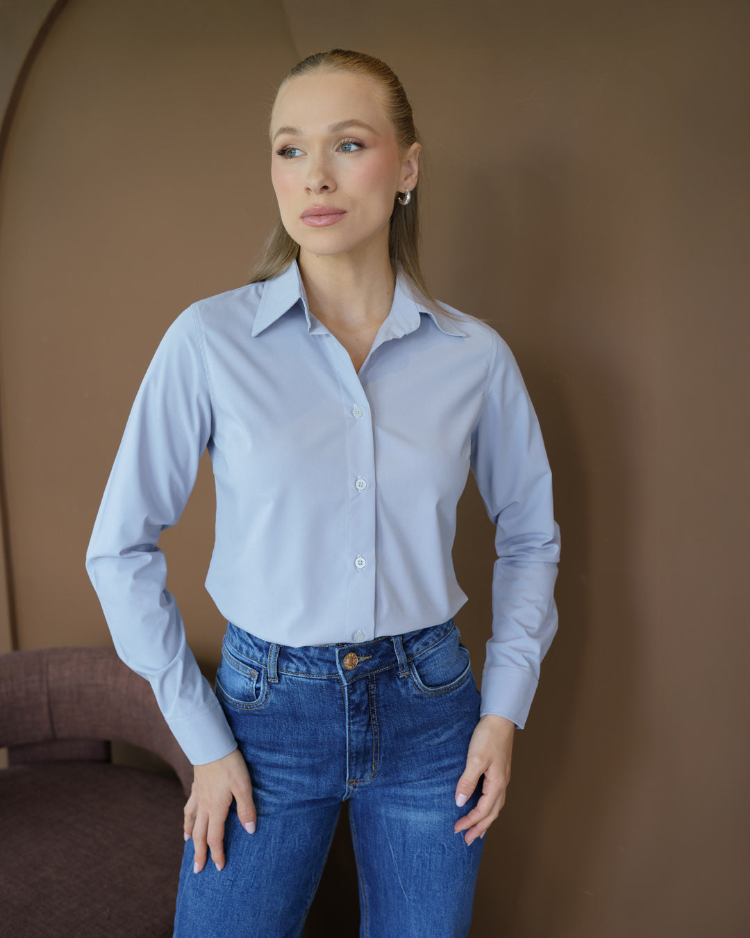 Camisa social feminina manga longa cinza claro em meio corpo frontal, destacando gola classica e punhos — foto 2