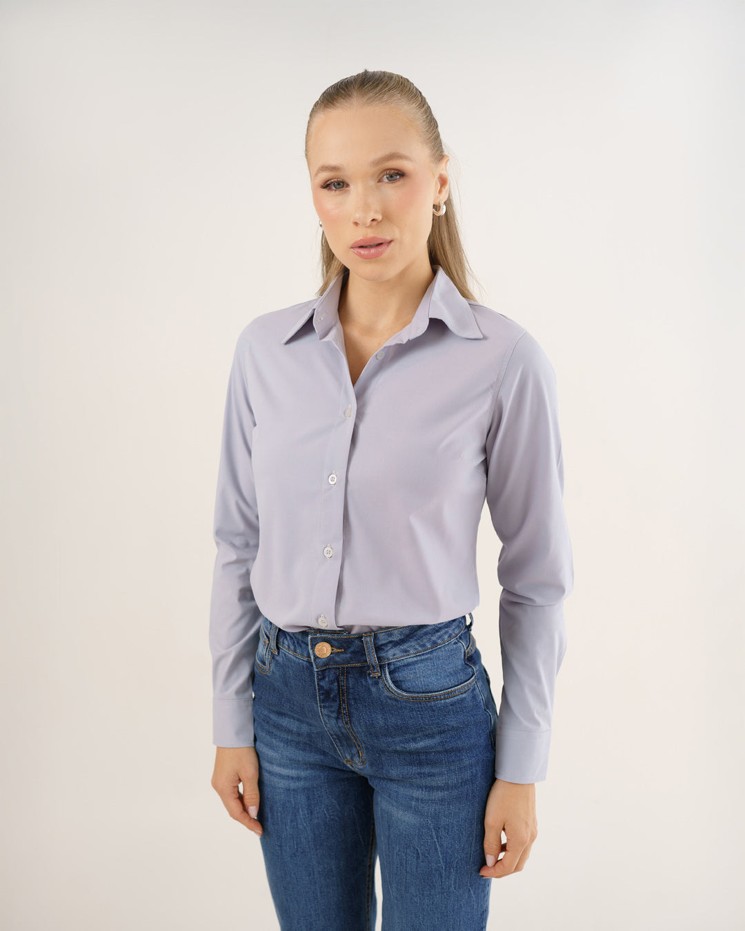Camisa social feminina manga longa cinza claro em meio corpo frontal, com botoes fechados e mangas longas — foto 5