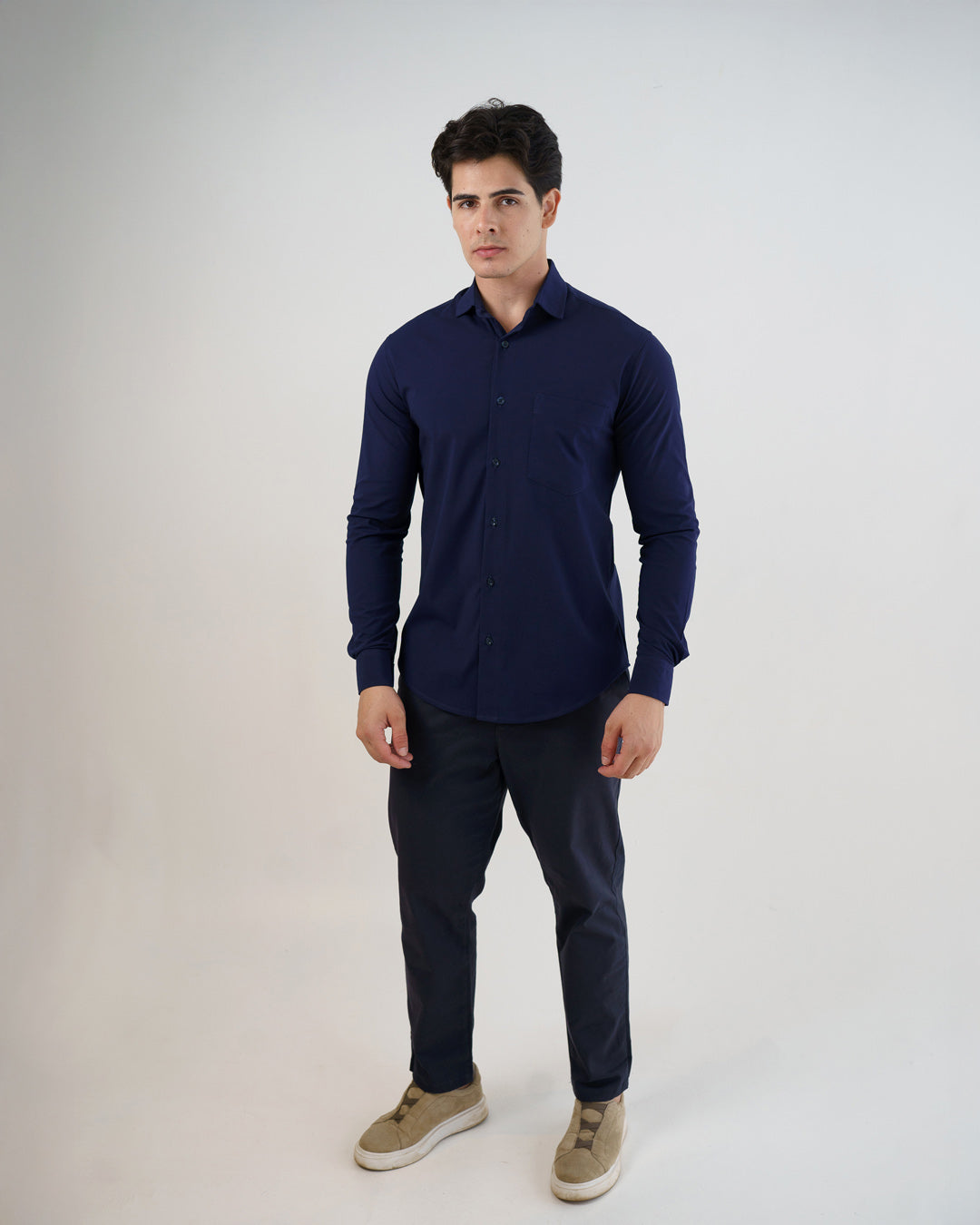 Camisa social masculina manga longa azul marinho em foto de corpo inteiro, modelo com calca azul escura — foto 3