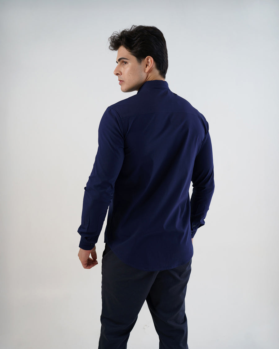 Camisa social masculina manga longa azul marinho vista de costas, mostrando pala superior e mangas com punho