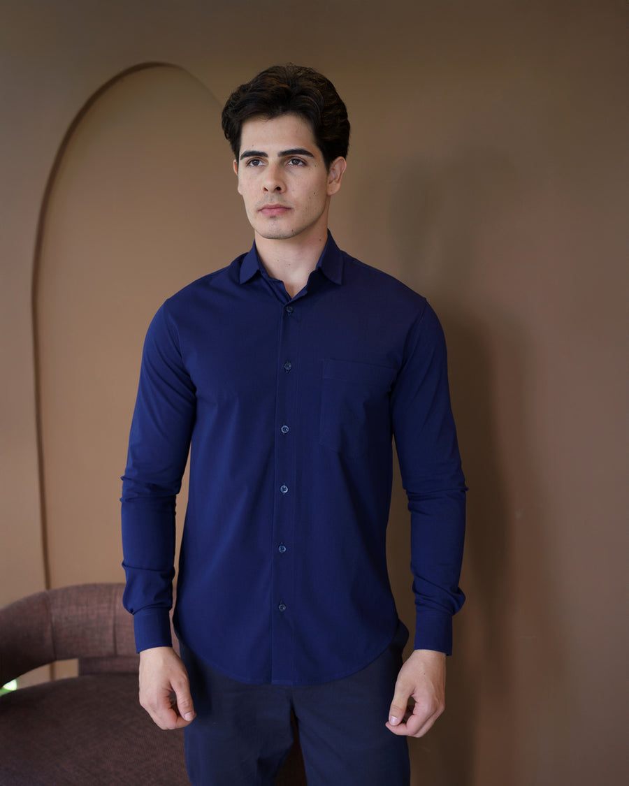 Camisa social masculina manga longa azul marinho em meio corpo frontal, com gola classica e punhos longos
