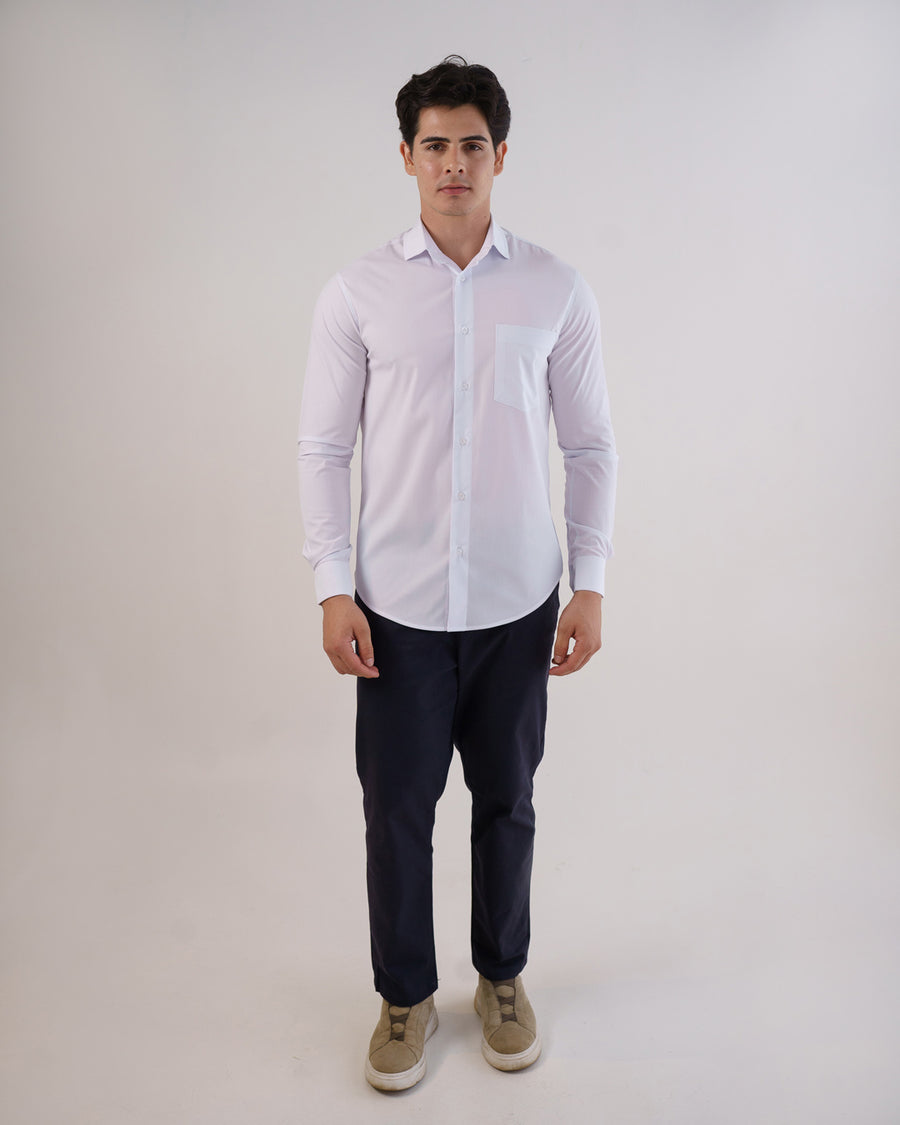 Camisa social masculina manga longa branca em corpo inteiro frontal, mostrando caimento slim e bolso no peito