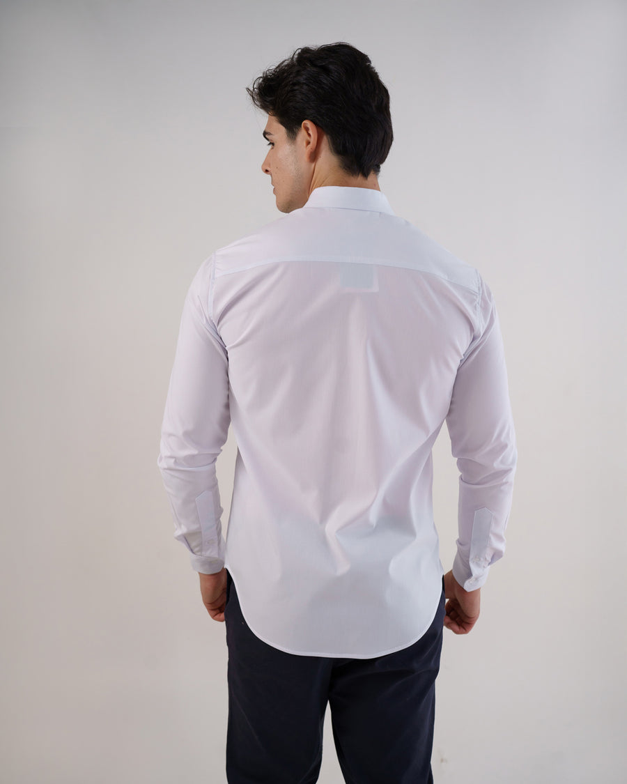 Camisa social masculina manga longa branca vista de costas, mostrando pala superior e mangas longas com punho
