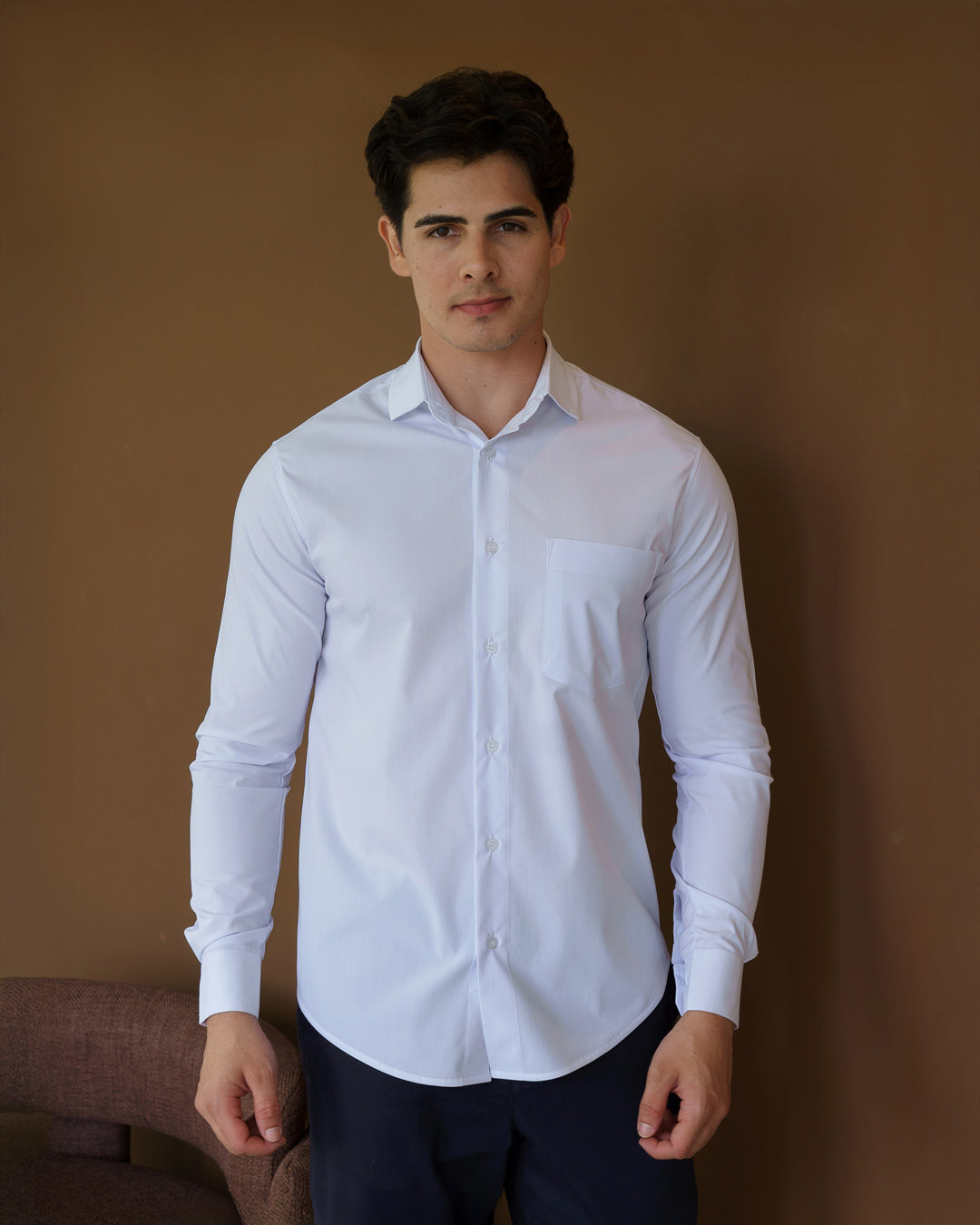 Camisa social masculina manga longa branca em meio corpo frontal, com gola classica e botoes fechados — foto 5