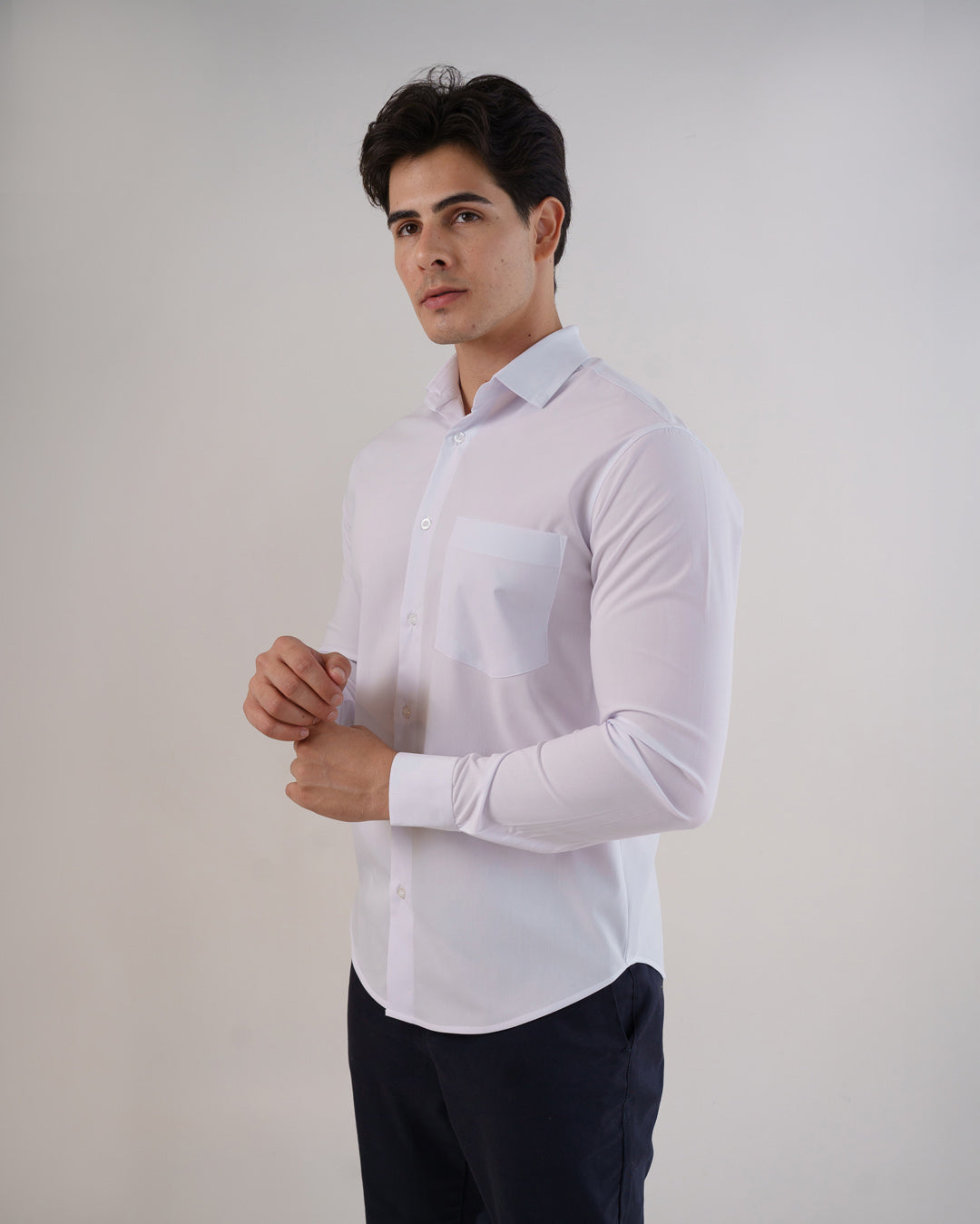 Camisa social masculina manga longa branca em vista lateral de meio corpo, destacando bolso e punhos longos — foto 4